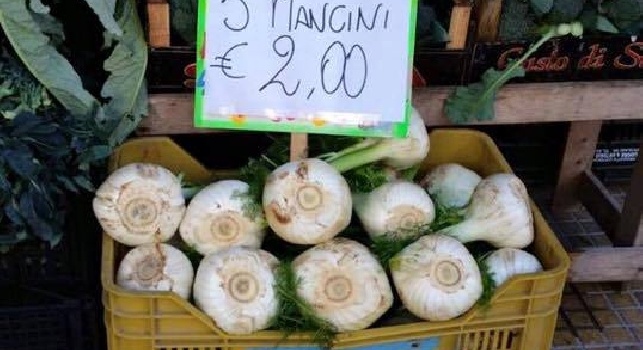 FOTO - Napoli, l'ironia dei commercianti: il finocchio cambia nome, sulle bancarelle si chiama <i>Mancini</i>