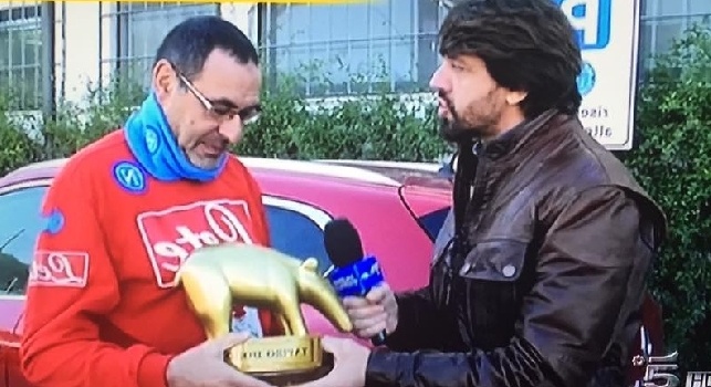 FOTO & VIDEO - Striscia la Notizia consegna il Tapiro d'Oro a Sarri, ecco il siparietto con Staffelli