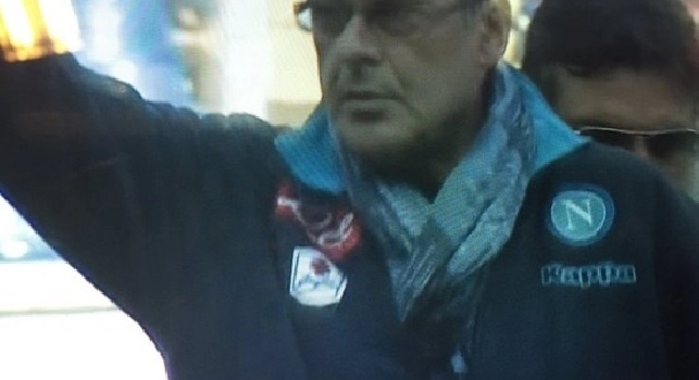 FOTO - Promessa mantenuta con Le Iene, Sarri chiude la polemica e indossa la sciarpa di Mancini!