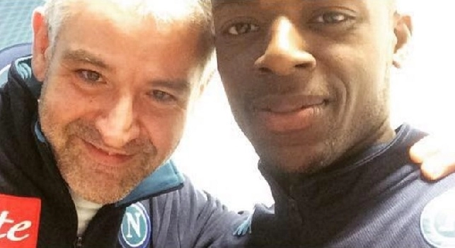 FOTO - Gnahorè con la tuta del Napoli a Castelvolturno, primo selfie azzurro con <i>Don Pietro Savastano</i>