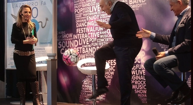 FOTO & VIDEO - Ferlaino show alla mostra 'L'Azzurro fa 90': palleggi da ragazzino e un messaggio sui cori razzisti