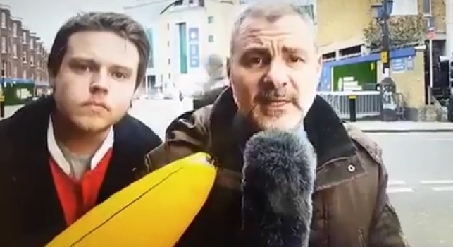 VIDEO - E' in diretta su SportItalia, arriva un disturbatore con la banana gonfiabile: succede l'impensabile