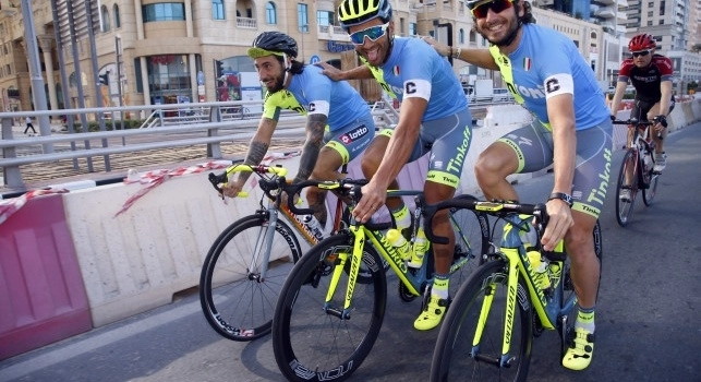 FOTOGALLERY - Dubai, il team Tink Off dedica a Maradona e al Napoli le nuove divise per il tour. C'&egrave; anche Brumotti!