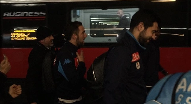 VIDEO ESCLUSIVO - Napoli in partenza, entusiasmo alle stelle! Chalobah imita i bodyguard, Higuain show: Siamo all'ultimo vagone, Tommà fa nu cafè. Poi Albiol e Jorginho...
