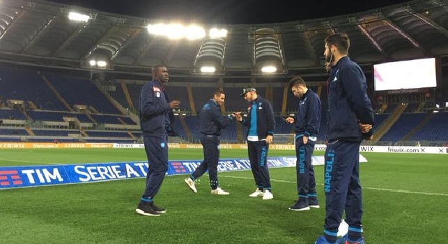 FOTO - Il Napoli è all'Olimpico, anche il neo acquisto Regini tasta il terreno di gioco