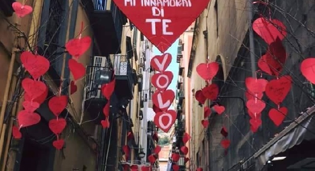FOTO - Un giorno all'improvviso diventa uno striscione nei vicoli di Napoli dedicato a San Valentino