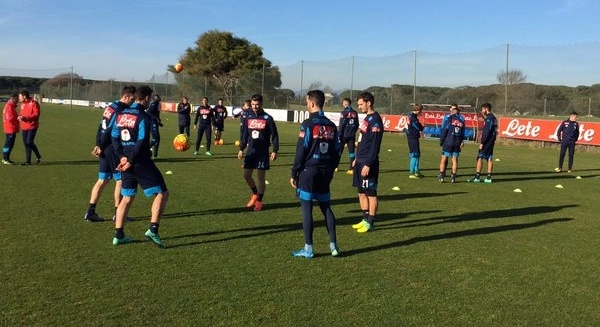 Sky - Sarri inizia la seduta pomeridiana e blinda la squadra: niente procuratori, familiari e collaboratori presenti