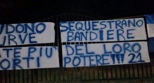FOTO - Juve-Napoli, striscione stupendo a Castelvolturno: Siate più forti del loro potere
