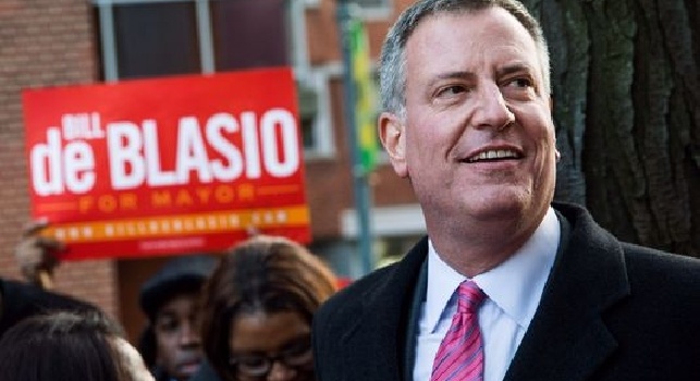FOTO - New York, il sindaco De Blasio tifa Napoli: la risposta di De Magistris su <i>Twitter</i>