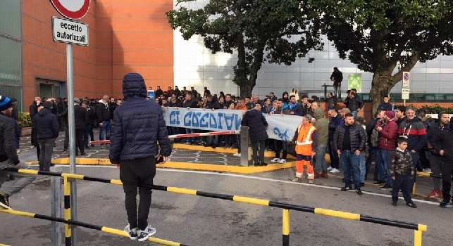 FOTO E VIDEO CN24 - Mille tifosi a Capodichino per la partenza del Napoli: A Torino scrivete un altro pezzo di storia... Noi ci crediamo!, ovazione all'arrivo di Higuain e compagni
