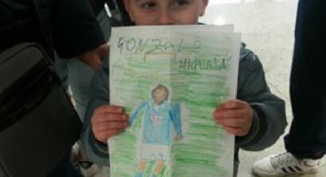 FOTO CN24 - Un bimbo in attesa di Higuain a Capodichino: vuole consegnare un disegno al suo idolo