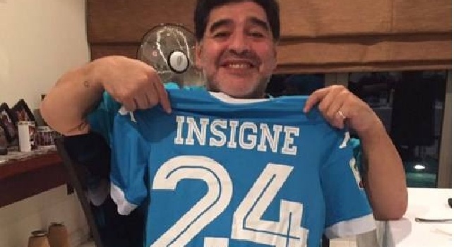 FOTO - Maradona riceve le maglie di Insigne e Mertens alla vigilia di Juve-Napoli