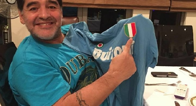 FOTO - Maradona riceve in regalo la sua maglietta del primo scudetto