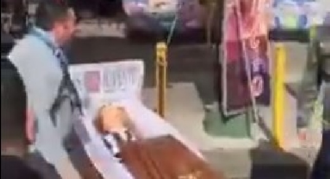 VIDEO - A Napoli si inscena il funerale bianconero: nella bara un pupazzo con la maglia della Juventus