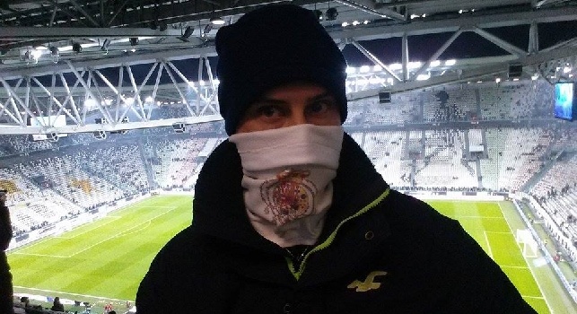 FOTO CN24 - Un tifoso del Napoli 'infiltrato' in Tribuna allo Juventus Stadium: spunta un vessillo inequivocabile