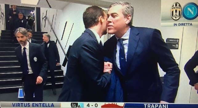 FOTOGALLERY - Allegri arriva allo Stadium e saluta Baldari: baci e abbracci con l'addetto stampa del Napoli