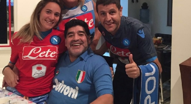 FOTO - Juve-Napoli, Maradona è pronto per scendere virtualmente in campo: ecco in maglia azzurra