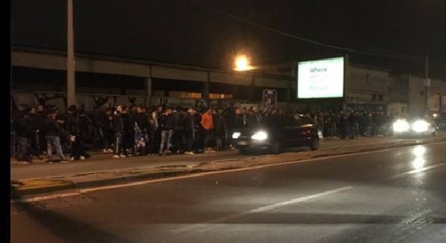 VIDEO - Il Napoli arriva a Capodichino, oltre 3 mila tifosi sostengono la squadra: spuntano cori anti Juve