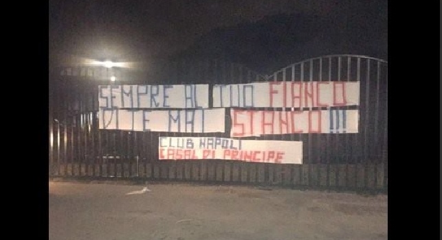 FOTO - Spunta uno striscione a Castelvolturno per il Napoli dopo la sconfitta