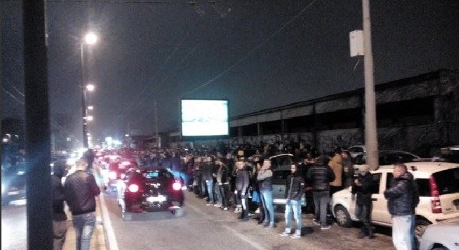 FOTO LIVE - Il Napoli arriva all'aeroporto di Capodichino, oltre 3000 tifosi azzurri accolgono la squadra dopo la sconfitta