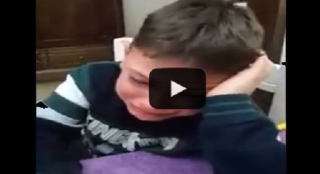 VIDEO - Un bambino in lacrime per la sconfitta del Napoli, uno juventino lo consola: Piccolo non piangere, la tua è una grande squadra