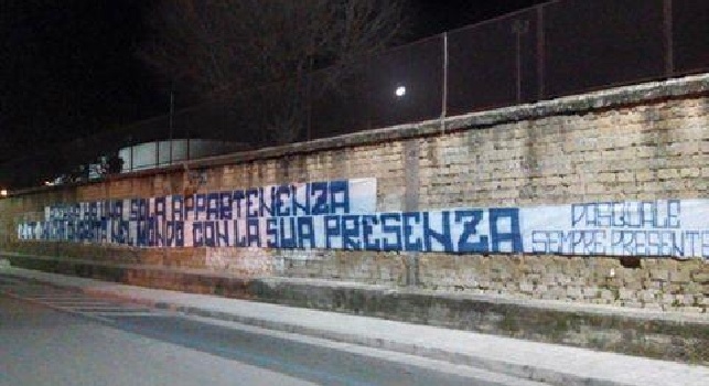 FOTO - Ad Acerra uno striscione in ricordo di Pasquale D'Angelo, spunta la risposta ai tifosi juventini locali