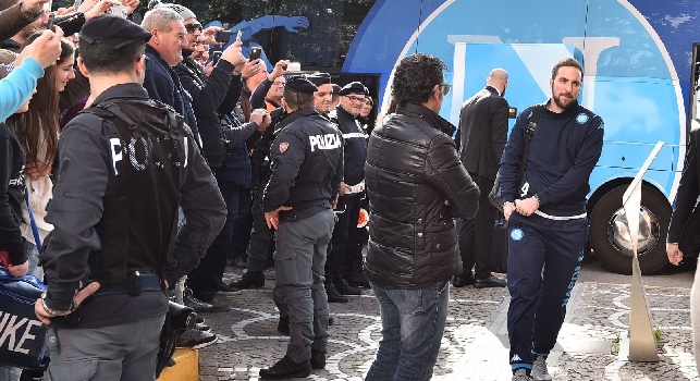 FOTOGALLERY CN24 - Il Napoli si imbarca a Capodichino, De Laurentiis jr ed i tifosi caricano gli azzurri prima del Villarreal