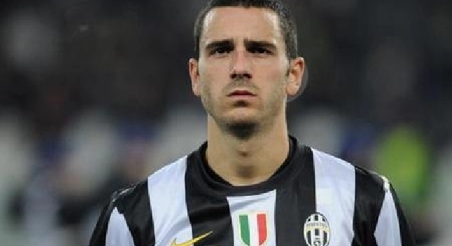 VIDEO - Brutto fallo di Bonucci su Destro, non viene ammonito: era diffidato!