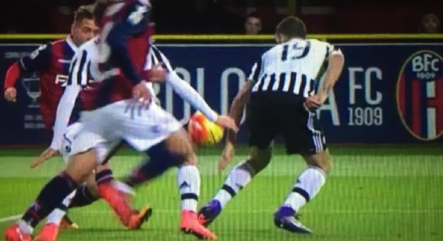 VIDEO - Bologna-Juve, doppio fallo di mano Bonucci-Marchisio in area su cross di Giaccherini: era rigore!