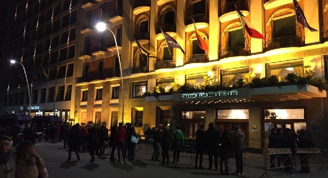 FOTO CN24 - Almeno 150 tifosi del Milan all'esterno dell'Hotel Vesuvio