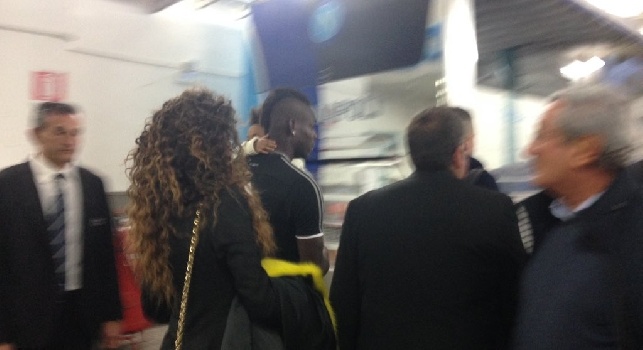 FOTO - Balotelli festeggia il pari con sua figlia Pia e Raffaella Fico: eccoli all'uscita dal San Paolo