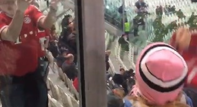 VIDEO - Juventus Stadium, scambio di sciarpe tra bianconeri e bavaresi con tanto di baci