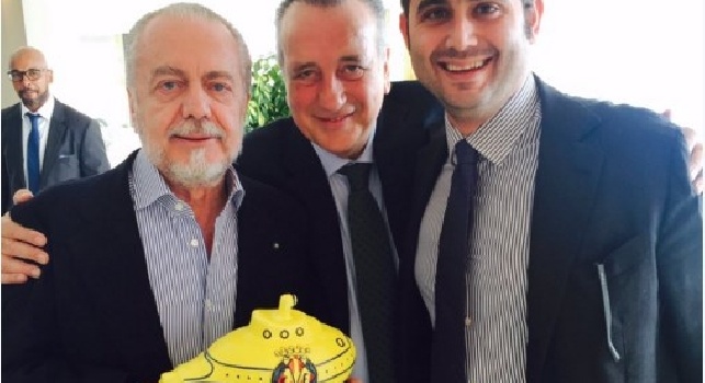 FOTO - De Laurentiis riceve un particolare regalo: Un cordiale benvenuto a Napoli al Presidente del Villarreal