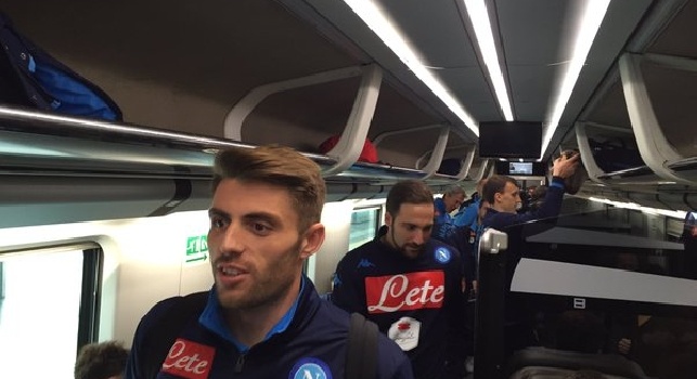 FOTO - Napoli in viaggio per Firenze, ecco gli azzurri sul treno