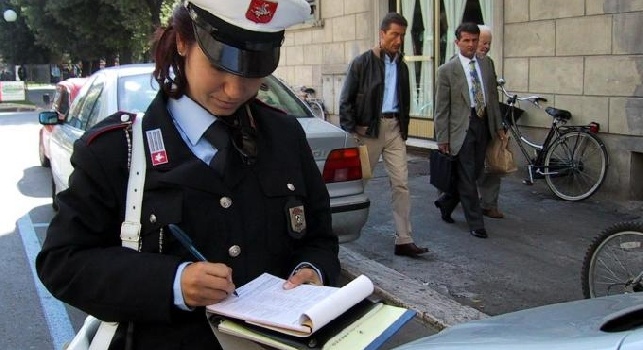 CLAMOROSO - Firenze, la Polizia Municipale confisca l'auto di un dirigente del Napoli