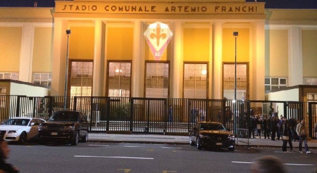 VIDEO - Tifosi del Napoli scatenati all'esterno dello stadio Franchi: cori in attesa della squadra