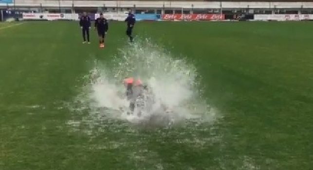 VIDEO - Il Napoli vola anche sull'acqua, azzurri scatenati e tante risate: gara di tuffi a fine allenamento!