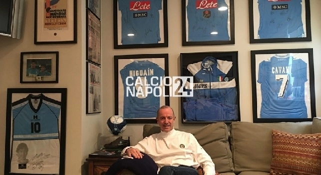 FOTOGALLERY - Napoli, l'incredibile storia di un tifoso di New York: cimeli unici, un museo personale e la prima firma di Maradona!