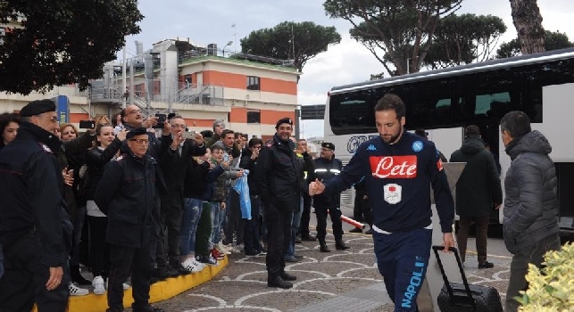 FOTOGALLERY CN24 - Napoli in partenza per Palermo, le immagini da Capodichino: Edo De Laurentiis dà il cinque a tutta la squadra!