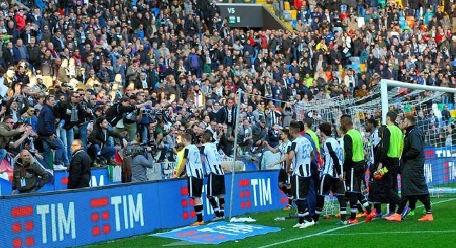 Udinese - Dura contestazione dei tifosi, giocatori costretti ad andare sotto la curva