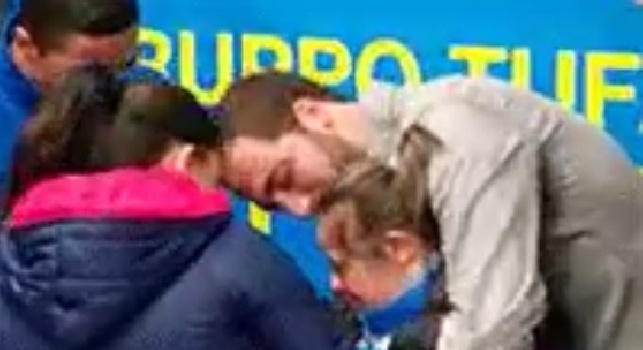 VIDEO - Bimba scoppia in lacrime alla vista di Higuain, il Pipita abbraccia la piccola fan