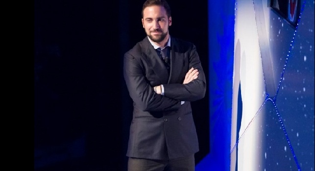 VIDEO - Higuain emozionato a C'è Posta per Te: So cosa significhi avere un grande padre, oggi non sono io la stella