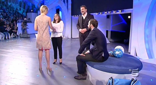 VIDEO - 'C'è Posta per te', Higuain special guest: la storia di un napoletano esemplare commuove Maria De Filippi