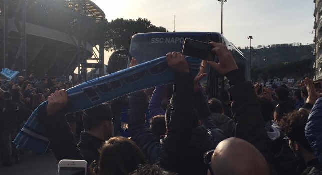 VIDEO - Napoli-Genoa, il pullman del Napoli è arrivato al San Paolo