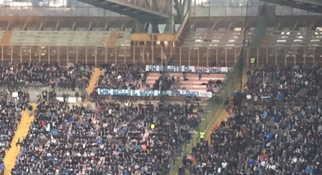 FOTO - Al San Paolo fioccano gli striscioni: Un saluto al grifone, che bello il gioco del pallone
