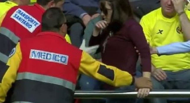 VIDEO - Messi rompe il braccio di una tifosa, la ragazza scherza: Tifo CR7, forse l'avrà fatto apposta