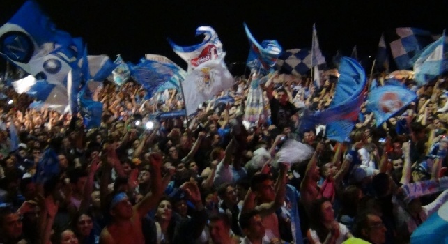 VIDEO - La musica scatena la notte azzurra, giocatori e fans ballano a Dimaro: rivivi la serata