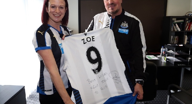FOTO - Newcastle, porta allo stadio uno striscione per Benitez ma cade: una tifosa premiata dal tecnico iberico