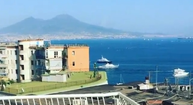 VIDEO - La bella fidanzata di Chalobah incantata dal panorama di Napoli: Spero di trasferirmi qui!