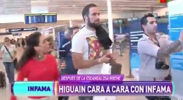 VIDEO - Battibecco tra Higuain e una cronista di gossip: Non ho nulla da dire. Mi lasci in pace?